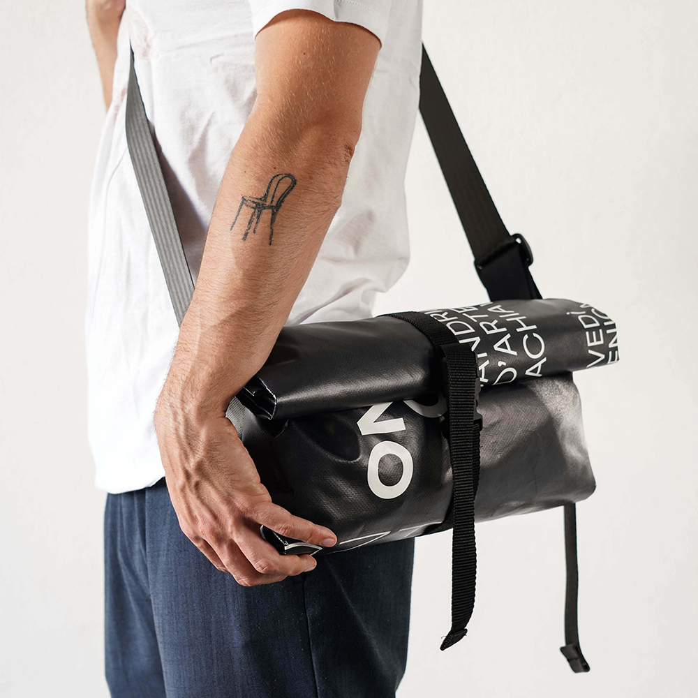 Borsa a tracolla in PVC riciclato